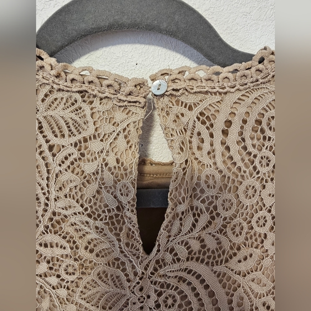 Cable & Gauge Nude Color Lace Top with Cap Sleeve Women's Size Medium - Picture 4 of 9